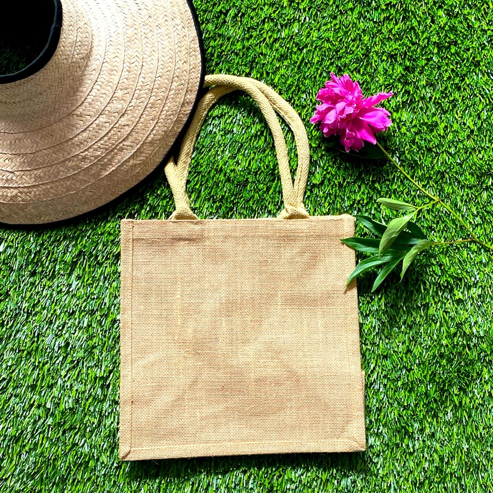 Beatiful bag ready to wear in a raw organic style.never used it.